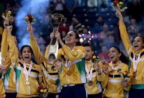 Brasiliens Kapitänsfrau Fabiana Diniz (Mitte) hält voller Stolz und Freude die WM-Trophäe in Händen. Foto: epa