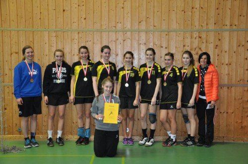 Das Landesfinale der Mädchen gewann das BG Lustenau mit Betreuerin Beatrix Reiter-Klocker (r.). Foto: Privat