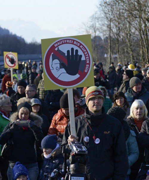 Demonstranten gegen die Mautpflicht zwischen Kiefersfelden und Kufstein. Foto:EPA
