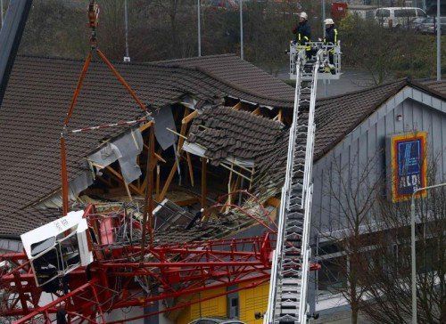 Der Baukran kippte um, durchschlug das Dach und stürzte in den Kassenbereich.  Foto: Reuters