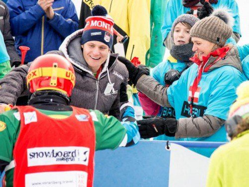 Der erste Weg von Markus Schairer führte im Zielraum zu Michael „Gino“ Hämmerle.