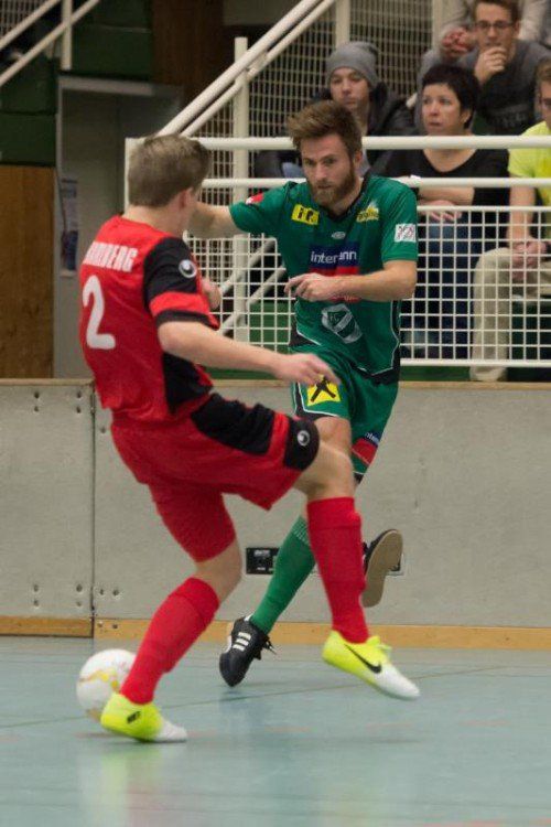 Der FC Lauterach konnte sich nicht nur in dieser Szene gegen die AKA U 18 durchsetzen. Rechts im Bild Tobias Hämmerle. Fotos: stiplovsek/4