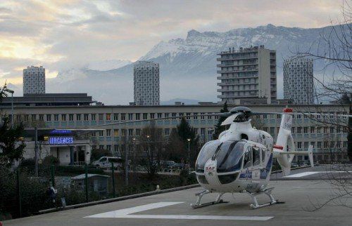 Der Hubschrauber vor der Uni-Klinik in Grenoble.