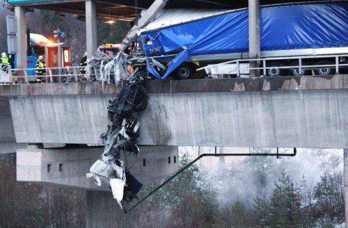 Der Lkw geriet nach dem Unfall in Brand. Foto: APA