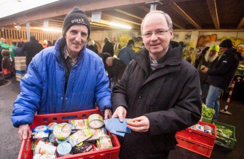 Diakon Elmar Stüttler und sein Team haben derzeit alle Hände voll zu tun. Bischof Benno machte sich vor Ort ein Bild.  Foto: Steurer