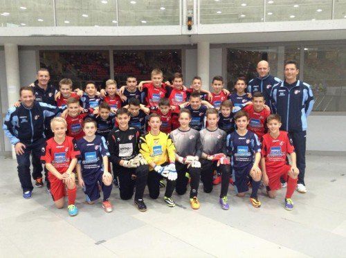 Die Betreuerteams aus Feldkirch und Bregenz mit den erfolgreichen Kickern. Foto: VFV