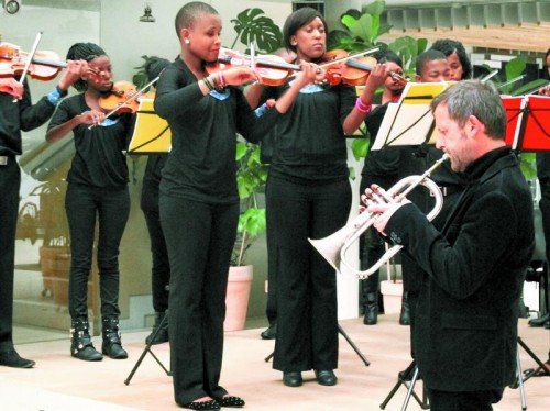 Die „Bochabela Strings“ aus Südafrika mit dem Vorarlberger Trompeter Herbert Walser Breuss. Foto: JU