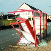 Glatteis: Haltestelle in Höchst demoliert