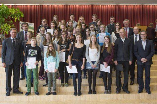 Die frischgebackenen "Unternehmerführerschein"-Besitzer, flankiert von Professoren und den beiden wichtigsten Wirtschaftsrepräsentanten des Landes.