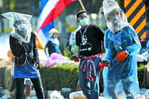 Die Polizei setzte gestern Tränengas gegen die Demonstranten ein, während diese versuchten, den Regierungssitz zu stürmen. Foto: REuters