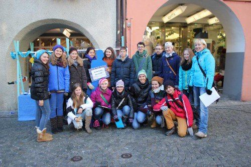 Die Schüler des Bundesgymnasiums Bludenz am Mittwoch bei ihrer Unterschriftenaktion. Foto: VN