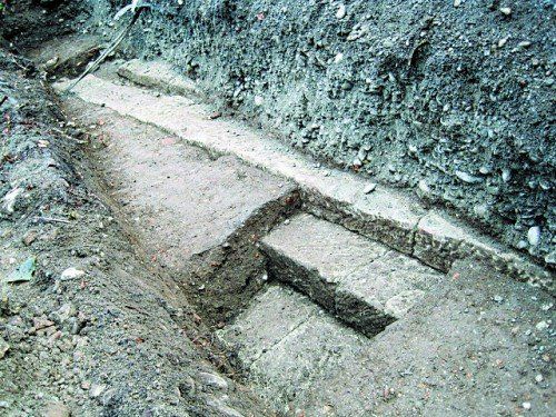 Die Stichgrabung an der Tiberiusstraße auf dem Ölrain in Bregenz. Unten die teilweise freigelegten, monumentalen Treppen zum Forum. Fotos: VN