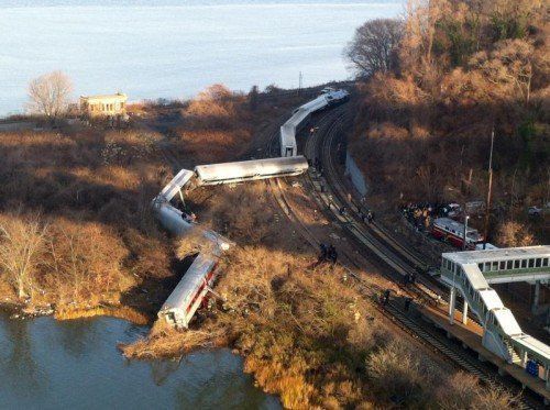 Die Waggons des Vorortzuges sind aus noch ungeklärter Ursache aus den Schienen gesprungen. Foto: AP