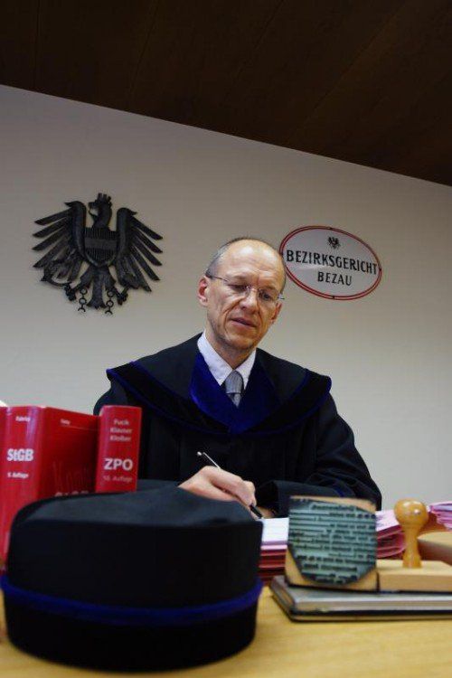 Dr. Bertram Metzler (53) steht dem Bezauer Bezirksgericht seit 26 Jahren vor. Es gilt österreichweit als Vorzeigegericht.  Foto: Berchtold