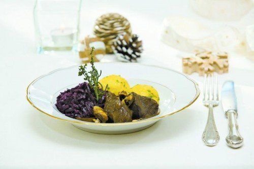 Ein Feiertagsgericht: Rehragout mit Knödel und Rotkraut. FotoS: Steurer (1), Paulitsch (4)