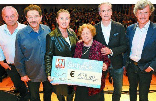 Ein herzliches Dankeschön an alle Gönner und Freunde: 128.000 Euro kamen für in Not geratene Menschen in Vorarlberg zusammen. V. l.: Ulrich Troy und Hermann Stadelmann von „Stemmeisen & Zündschnur“, VN-Chefredakteurin Verena Daum-Kuzmanovic und „Ma hilft“-Grande Dame Elly Böhler mit Elgar und Gerald Fleisch von „Fleisch + Fleisch“. Foto: VN/Hofmeister