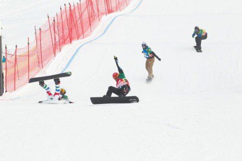 Ein Siegerbild, das fast ein wenig an jenes aus dem Jahre 2009 erinnert, als Markus Schairer Weltmeister wurde. Im Montafon musste sich Omar Visintin (l. ) dem Montafoner, der die Siegerehrung mitfilmte, geschlagen geben.