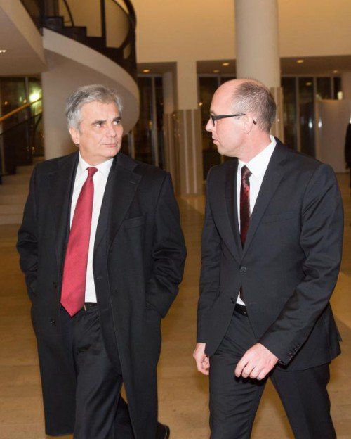 „Es ist eine gute Idee, durch die Länder zu fahren, um Rede und Antwort zu stehen“: Kanzler Faymann (l.) zu Klubobmann Ritsch. Stiplovsek