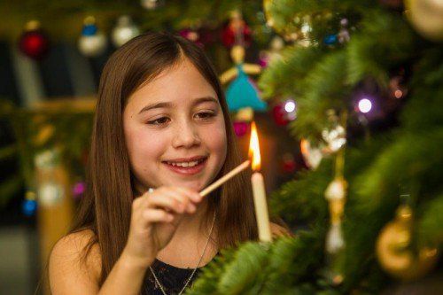 feature weihnachten, advent, heiliger abend, christbaum, kerze, raffaella aus lauterach (zehn jahre alt)