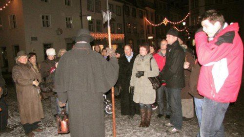 Feldkirchs Nachtwächter führt zu geschichtsträchtigen Plätzen.