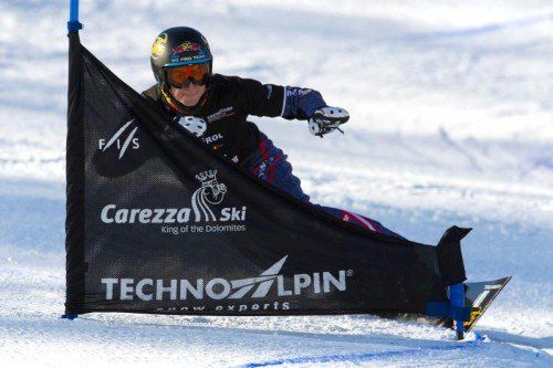 Fest im Griff hatte Lukas Mathies nicht nur die Weltcupstrecke in Carezza (großes Bild), sondern auch das Olympia-Maskottchen Leopard. gepa/2