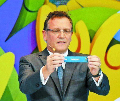 FIFA-Generalsekretär Jérôme Valcke bei der Ziehung. reuters