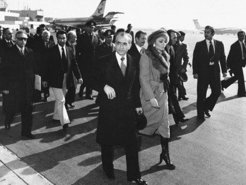 FILE - In this Jan. 16, 1979 file picture, Shah Mohammad Reza Pahlavi and Empress Farah walk on the tarmac at Mehrabad Airport in Tehran to board a plane to leave Iran. The popular revolt against the shah raised alarm bells in the West, which saw the shah as a trusted ally and counterweight to hard-line Arab regimes and Palestinian radicals. The face of the revolution was Ayatollah Ruhollah Khomeini, whose demeanor, vehemently anti-American rhetoric and stern interpretation of Islam challenged not only Western interests but also Western values. (Foto:AP/dapd)