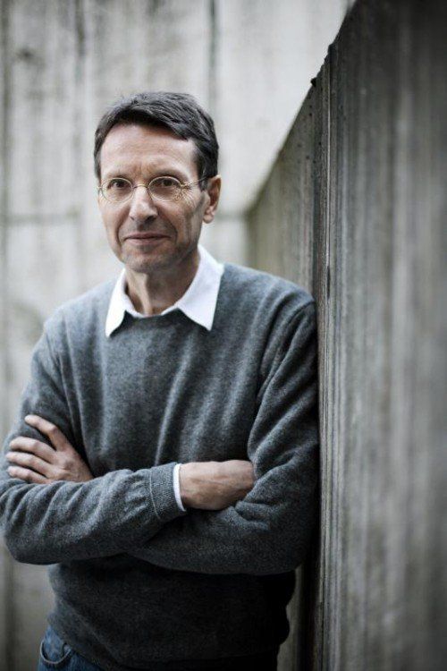 Franz Dodel, Schriftsteller, posiert im Garten seines Ateliers in Boll für ein Portrait. © Beat Schweizer / Der Bund