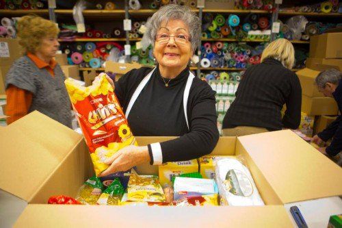 Frauen packen hunderte Paeckle für Weihnachten. Reportage.