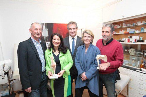 Gastgeber Johannes Hartl mit Verena, Bürgermeister Markus Linhart, Chefärztin Ruth Krumpolz und Orthopäde Wolfgang Ott. Fotos: ame
