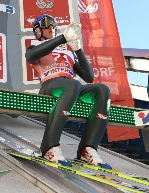 Gregor Schlierenzauer auf dem Balken der Anfahrtsluke. Die vielen Verschiebungen der Luken in Oberstdorf verärgerten den ÖSV-Adler sehr. gepa