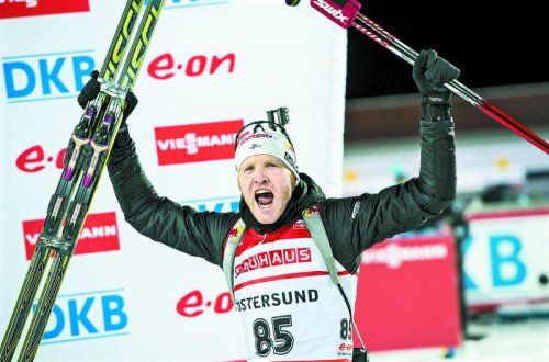 Grund zur Freude für Simon Eder: beim Weltcup in Östersund wurde er Zweiter, seine Freundin erwartet im nächsten Jahr Nachwuchs. Foto: ap