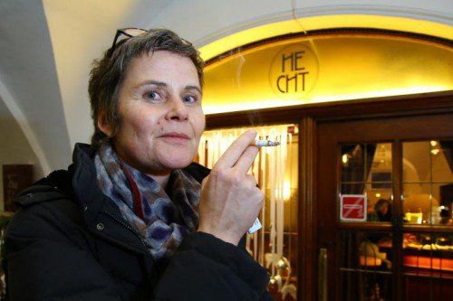 Waltraud Waldner (im Bild) und ihre Gäste rauchen seit September 2013 nur mehr vor dem Café Hecht. VN/HB