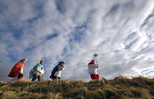 Heuer ziehen die Sternsinger über grüne Wiesen. Sie klopfen an jede Tür, bringen Segen und sammeln Spenden. Foto: APA