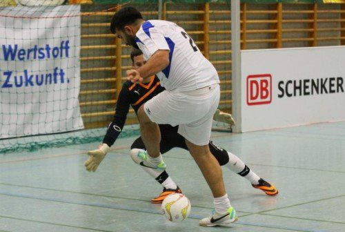 Hohenems-Spieler Cihat Kilic in Aktion, Bild aus dem Spiel gegen Schwarzach 1b. Fotos: Knobel/6