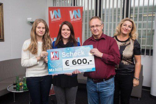 HTL-Dornbirn überreicht Ma hilft-Scheck aus einer humanitären Aktion.