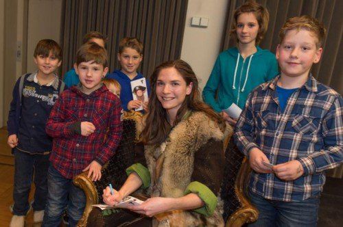 Im Anschluss signierte Schauspielerin Katrin Hauptmann das Programmheft.