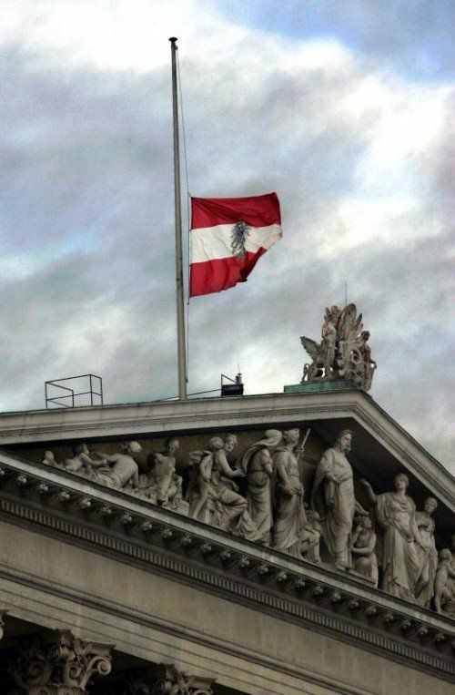 Im Verhältnis zu ihrem Staat hängt bei vielen Österreichern die Flagge auf Halbmast. Aber wer ist der Staat eigentlich? Foto: APA