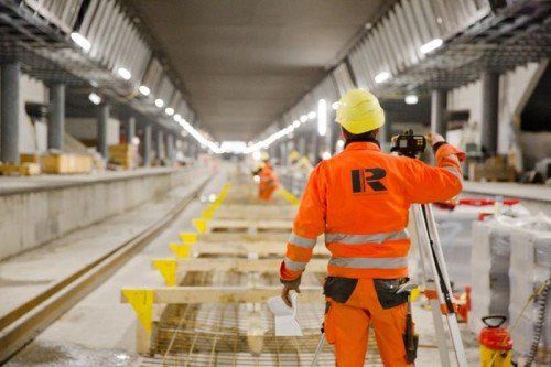 In den Tunnels samt Rettungsstollen und -schächten werden Sicherheitsinstallationen ausgeführt.  Foto: Rhomberg  