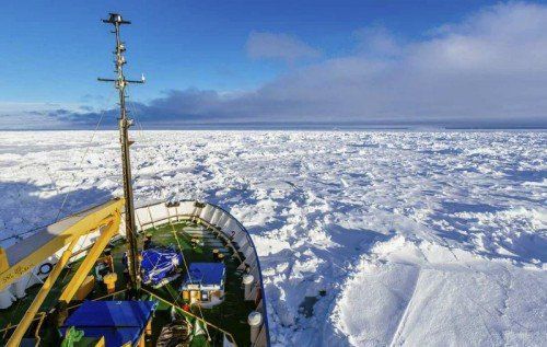 Innerhalb von nur zwei Tagen ist die Eisfläche um das Schiff von zwei auf 20 Kilometer angewachsen. Foto: AP
