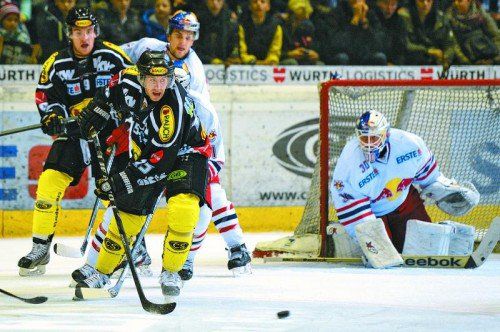 James Arniel und Chris D’Alivse (vorne) waren die treibenden Kräfte beim Dornbirner EC im Spiel gegen Tabellenführer EC Salzburg. Foto: gepa