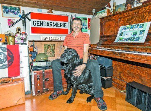 Josef „Jo“ Bertsch mit seinem vierbeinigen Freund „Hank“. Die beiden sind ein eingeschworenes Team.  Foto: Peter Rinderer