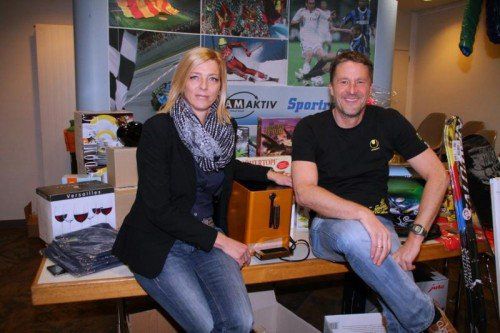 Karin Meusburger (im Bild mit Ehemann Peter) kümmert sich beim Hallenmasters um die Tombola. Foto: knobel