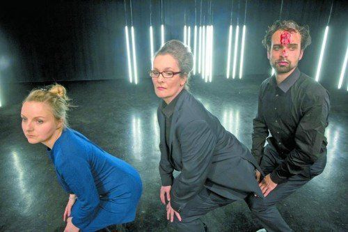 Kirstin Schwab, Susanne Brandt und Roman Blumenschein in „Drei Sekunden“. Foto: VN/Paulitsch