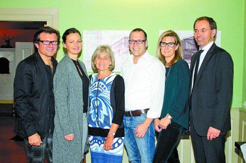 Künstler und Jubilar Marbod Fritsch mit Nina Kogler, Waltraud Reiner, Wirt Philipp Rainer sowie Birgit und Jürgen Reiner (v.l.).  FOTOS: FRANC