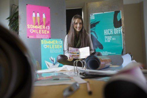 Lehrling Sophia Ellensohn (17) inmitten ihrer kreativen Zettel- und Plakatlandschaft.  FOTOS: VN/HARTINGER
