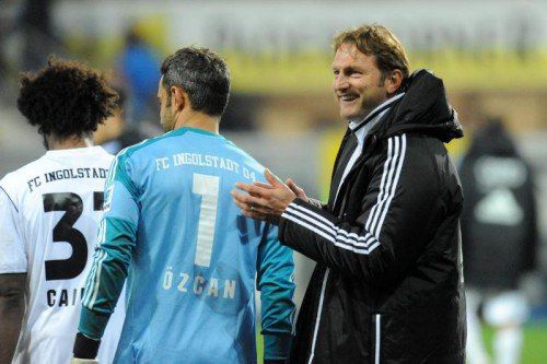 Lob für seine Spieler und seinen Torhüter Ramazan Özcan (Mitte) gab es von Ingolstadt-Trainer Ralph Hasenhüttl. Foto: gepa