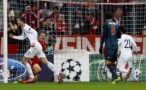 Manchester City’s Edin Dzeko (l.) feiert den ersten Treffer von David Silva (r.) gegen den FC Bayern. Foto: Reuters/2