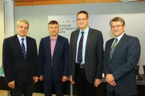 Manfred Brunner (l.) und LR Christian Bernhard übernehmen den Vorsitz in der Landeszielsteuerungskommission. Foto: VN/Hofmeister