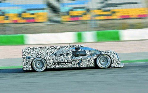 Mark Webber musste den neuen Porsche LMP1-Prototyp noch in Tarnlackierung testen. Foto: porsche